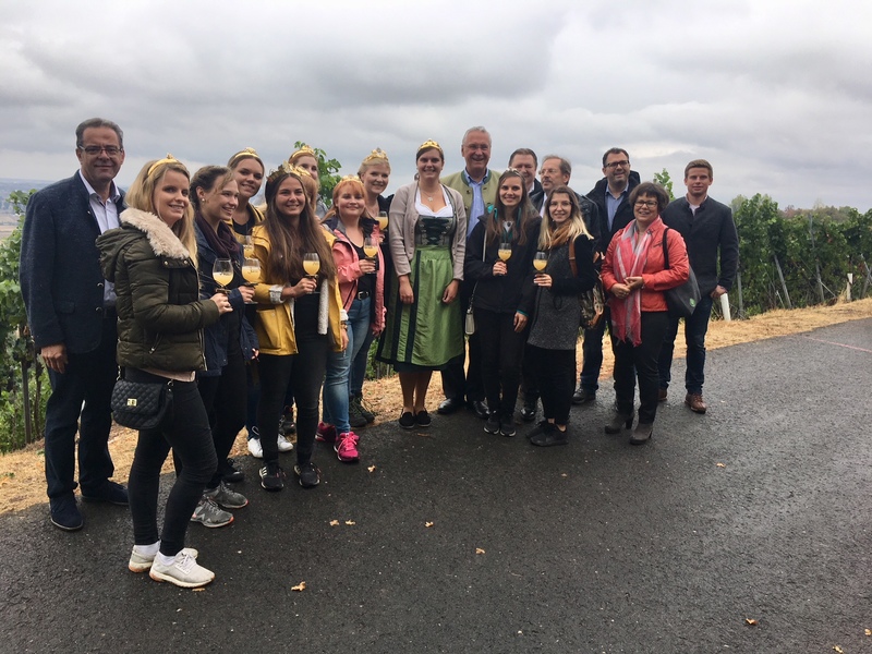 Sonntag, 2. September 2018; Ipsheim, Joachim Herrmann besucht mit Landtagskollegen Hans Herold den Ipsheimer Wein-Wandertag.

