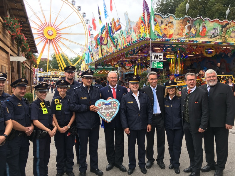 Montag, 3. September 2018, Joachim Herrmann besucht gemeinsam mit Landtagskollegen St�ttner die Wiesnwache in Rosenheim.