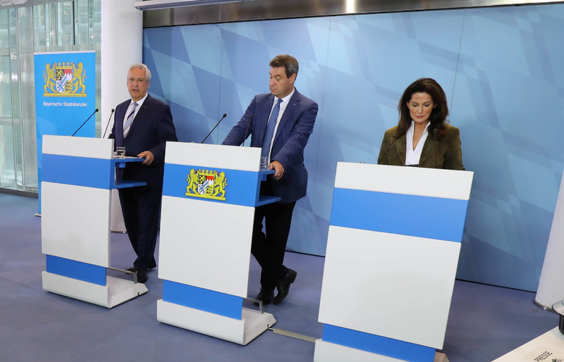 Dienstag, 4. September 2018: Innenminister Joachim Herrmann berichtet dem Ministerrat �ber den Stand der Umsetzung des Bayerischen Asylplans sowie �ber Planungen zur Verst�rkung der Sicherheit im �ffentlichen Raum. Herrmann setzt auf mehr Personal und eine bessere Ausstattung f�r die Bayerische Polizei sowie die Nutzung innovativer Ans�tze wie 