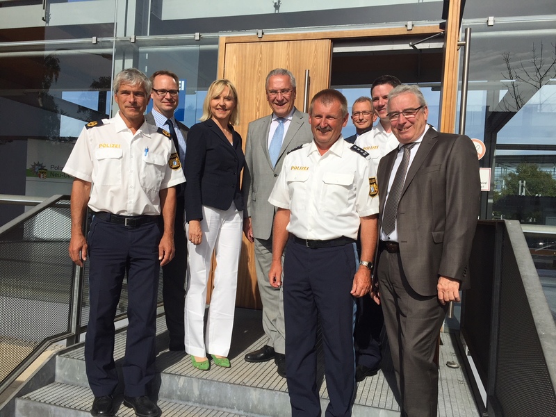 Montag, 10. September 2018; Neu Ulm. Innenminister Joachim Herrmann besucht die Polizeiinspektion Neu-Ulm. Von links: Polizei Vizepr�sident Limmer, Landrat Thorsten Freudenberger, Staatsministerin a. D. Dr. Beate Merk, MdL, Staatsminister Joachim Herrmann, MdL, PI Vize Rainer Finkel, PI Marcus H�rmann, Oberb�rgermeister Gerold Noerenberg
Foto: B�ro Dr. Merk