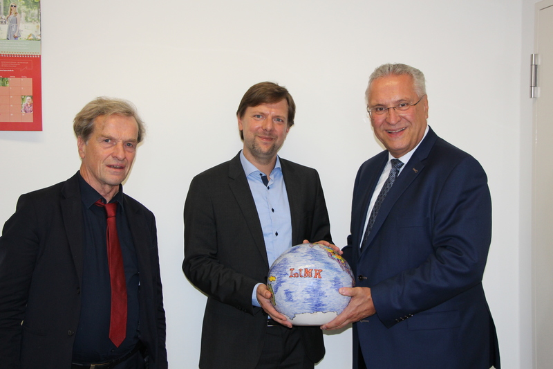 Dienstag, 11. September 2018, Berlin; Bayerns Innen- und Integrationsminister Joachim Herrmann, der den Vorsitz der 13. Integrationsministerkonferenz (IntMK) inne hatte, �bergibt im Rahmen einer offiziellen Stab�bergabe den Vorsitz f�r die n�chste IntMK an das Land Berlin. 
Foto: Senatsverwaltung f�r Integration, Arbeit und Soziales