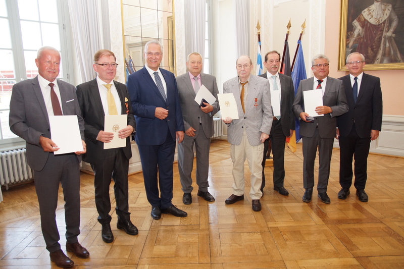 Mittwoch, 12. September 2018: Innen- und Kommunalminister Joachim Herrmann h�ndigt in Ansbach das Bundesverdienstkreuz am Bande an Prof. Dr. Alfred Seiferlein und an Hans Lutze aus und verleiht Kommunale Verdienstmedaillen in Bronze an Gerhard Enzner, Rainer Erdel, Kurt F�rster und Norbert Reh.
Foto: Regierung von Mittelfranken