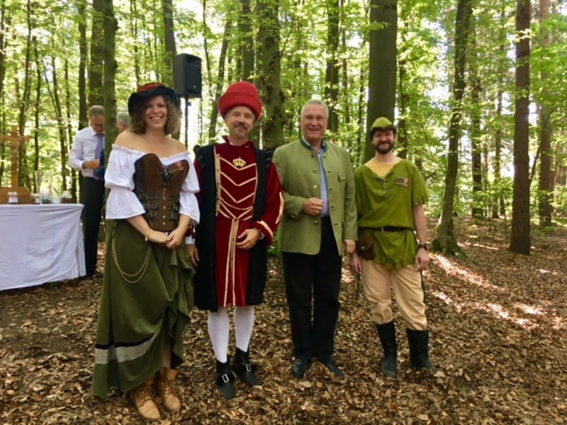 Sonntag, 16. September 2018, Joachim Herrmann, Vorsitzender des F�rderkreises des Walderlebniszentrums Erlangen-Tennenlohe er�ffnet dass Walderlebnisfest, das jedes Jahr am 1. Sonntag im neuen Schuljahr stattfindet. Hier mit Forstdirektor Dr. Peter Pr�bstle (zweiter von links) im historischen Gewand von Peter Stromer, der vor 650 Jahren in N�rnberg die nachhaltige Forstwirtschaft erfand.
Foto: privat
