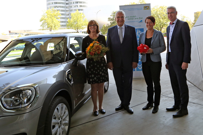 Montag, 7. September 2018, M�nchen; Am Rande der Verkehrssicherheitskonferenz hat Innenminister Joachim Herrmann den Hauptpreis des diesj�hrigen Verkehrssicherheitsgewinnspiels an die gl�ckliche Hauptgewinnerin aus Parsberg in der Oberpfalz �bergeben. Es handelt sich um einen von der BMW Group gespendeten MINI Cooper S E Countryman ALL4. 
Foto: Redaktion Bayerns Polizei