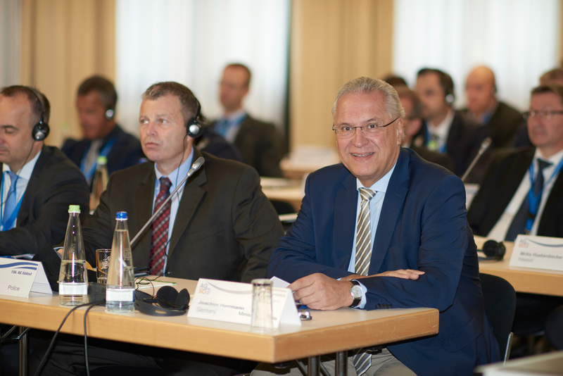 Mittwoch, 19. September 2018; Innenminister Herrmann als Schirmherr zur Er�ffnung der europaweit gr��ten Fachtagung von Drogenfahnderexperten heute in F�rth: Unsere neue Bayerische Grenzpolizei hat in den gut zwei Monaten seit Bestehen schon 511 Drogendelikte festgestellt. Das ist ein wichtiger Beitrag f�r mehr Sicherheit in Bayern! 