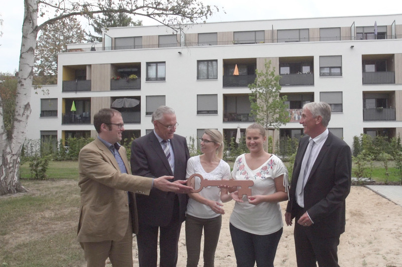 Freitag, 21. September 2018; Bayerns Innenminister Joachim Herrmann hat den GEWOBAU-Neubau in der Erlanger Br�xer Stra�e bei der heutigen feierlichen Schl�ssel�bergabe als einen echten Vorzeigebau mit Strahlkraft f�r Erlangen und die ganze Region bezeichnet. Herrmann weiter: Ich freue mich, dass in meiner Heimatstadt Erlangen weitere 164 gef�rderte Wohnungen f�r Jung und Alt entstanden sind.
Foto: Kurt Fuchs