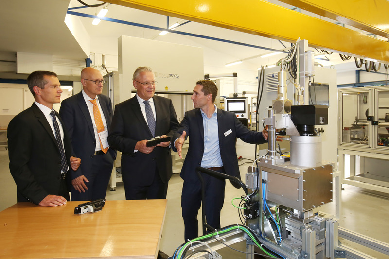 Freitag, 28. September 2018, Erlangen; Innenminister Joachim Herrmann bei EVOSYS Laser, Besichtigung der neuen Fertigungshallen.
v.l.n.r.
Frank Brunnecker (GF), Konrad Beugel ( Wirtschaftsreferent Erlangen) ,Innenminister Joachim Herrmann, Holger Aldebert (GF)
Foto:  Kurt Fuchs / EVOSYS Laser