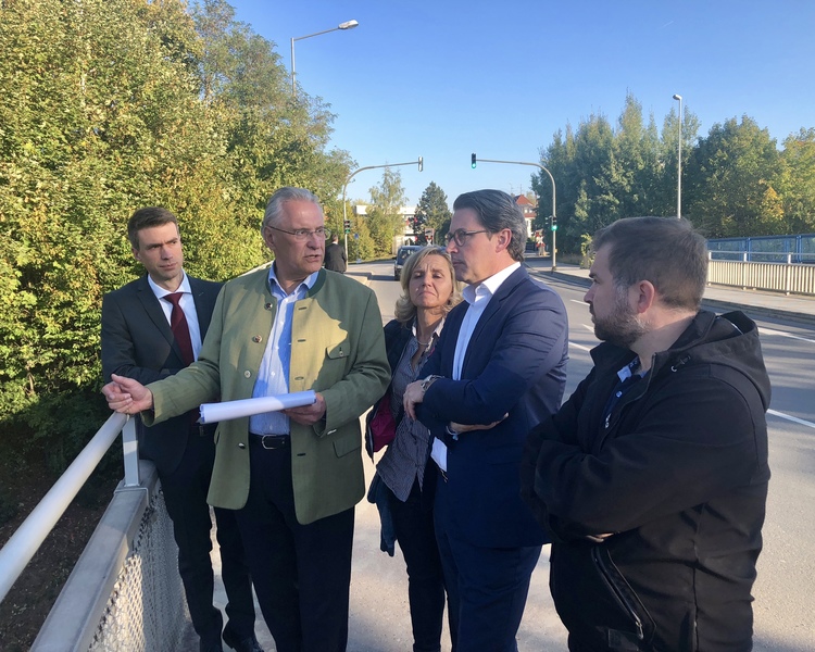 Sonntag, 30. September 2018, Joachim Herrmann erkl�rt Bundesverkehrsminister Andreas Scheuer vor Ort, wie er sich den 