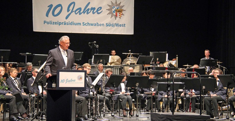 Mittwoch, 10. Oktober 2018, Kempten; Zehn Jahre Polizeipr�sidium Schwaben S�d/West - Bayerns Innenminister Joachim Herrmann lobt beim Festakt ausgezeichnete Arbeit: Kriminalit�tsbelastung deutlich gesunken und Aufkl�rungsquote kr�ftig gestiegen - Benefizkonzert des Polizeiorchesters Bayern zugunsten der 