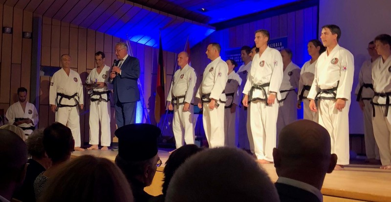 Samstag, 13. Oktober 2018, Erlangen; Bayerns Innen- und Sportminister Joachim Herrmann bei der Benefizgala zum 40-j�hrigen Jubil�um des International Taekwon-Do Black Belt Center Erlangen: Sport vermittelt Werte, die unsere Gesellschaft zusammenhalten - Hoher Stellenwert der Pers�nlichkeitsentwicklung beim Taekwon-Do.
