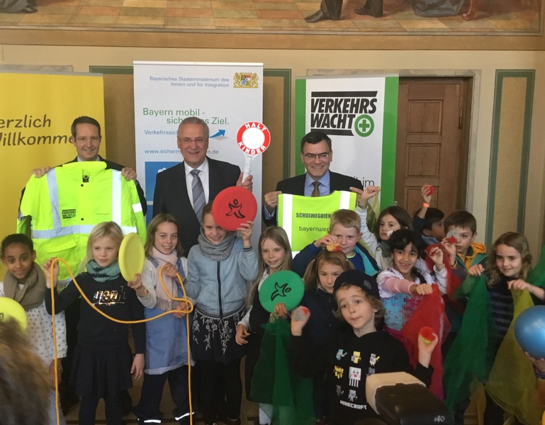 Montag, 19. November 2018, M�nchen; Bayerns Innenminister Joachim Herrmann, Verkehrswacht und Bayernwerk AG f�r mehr Sicherheit auf dem Schulweg: Kooperation zur Ausr�stung bayerischer Schulwegdienste - Neue 