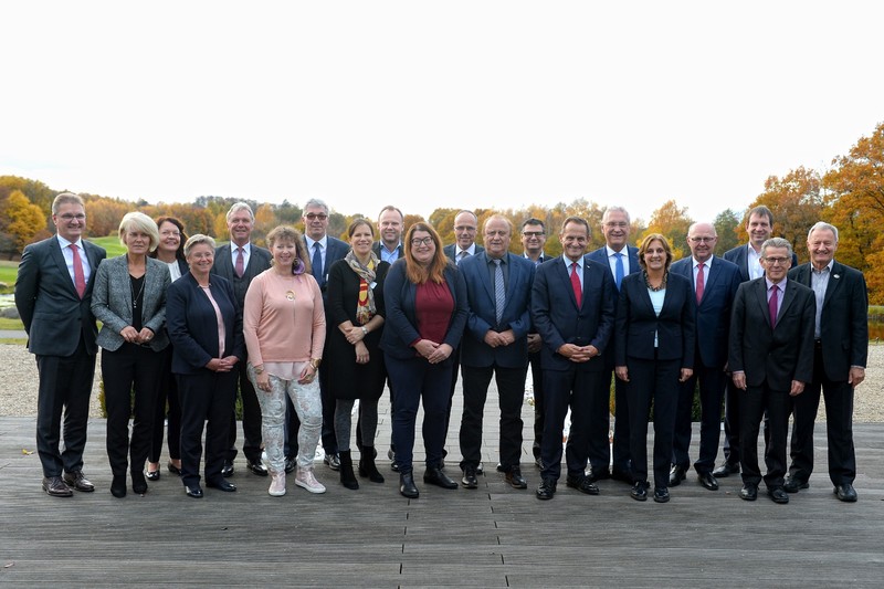Donnerstag, 8. November, St. Wendel; Sportministerkonferenz in St. Wendel im Saarland.
 Themen: Fu�ball-EM 2024 in Deutschland, Bewerbung f�r die Special Olympics 2023 in Berlin, Aktuelles zum �E-Sport� sowie der Neuordnung der Finanzierungsbeitr�ge anl�sslich der Neustrukturierung des olympischen und paralympischen Leistungssports und der Spitzensportf�rderung. Gruppenfoto vom Ministerium f�r Inneres, Bauen und Sport des Saarlandes / Michael Sch�nberger