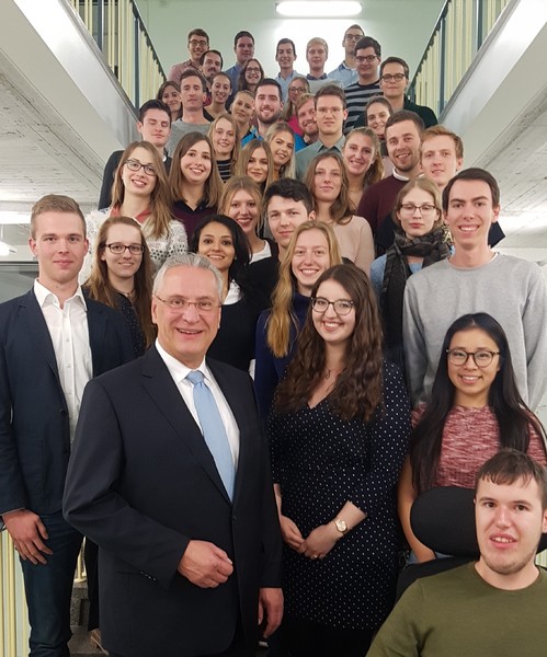 Donnerstag, 22. November 2018; Stipendiaten der Hanns-Seidel-Stiftung an der Erlanger Universit�t haben mit mir zwei Stunden lang �ber aktuelle politische Fragen diskutiert. Ich freue mich �ber das gro�e Interesse des akademischen Nachwuchses - und �ber einige neue Ideen, die ich in meine politische Arbeit �bernehmen kann.