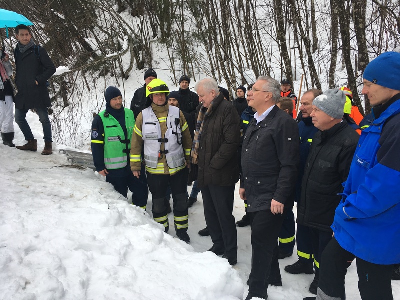 Montag, 14. Januar 2019; Bundesinnenminister Horst Seehofer und Innenminister Joachim Herrmann haben sich gemeinsam mit Georg Grabner, Landrat des Landkreises Berchtesgardener Land, �ber die Situation vor Ort nach den starken Schneef�llen der letzten Tage informiert. �ber 10.000 Einsatzkr�fte der Feuerwehren, freiwilligen Hilfsorganisationen, des THW, der Bundes- und Landespolizei sowie der Bundeswehr sind im Einsatz.