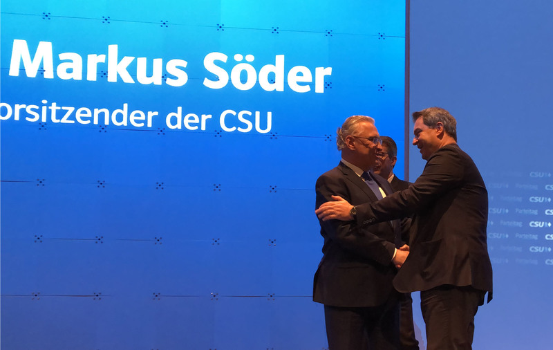 Samstag, 19. Januar 2019; Joachim Herrmann, der die Wahl auf dem Parteitag geleitet hat, gratuliert als einer der ersten dem neuen Parteivorsitzenden Dr. Markus S�der.