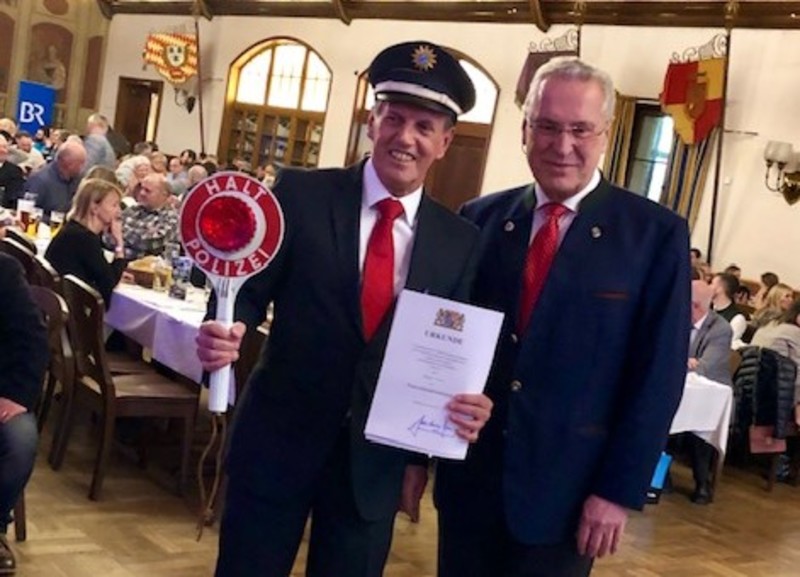 Samstag, 26. Januar 2019; Bayerns Innen- und Sportminister Joachim Herrmann verleiht bei der BR-Radlernacht Ehrenkommissarsw�rde an Cheforganisator der BR-Radltour Wolfgang Slama - Abschied des bisherigen Leiters des Begleitkommandos der Bayerischen Polizei bei der BR-Radltour