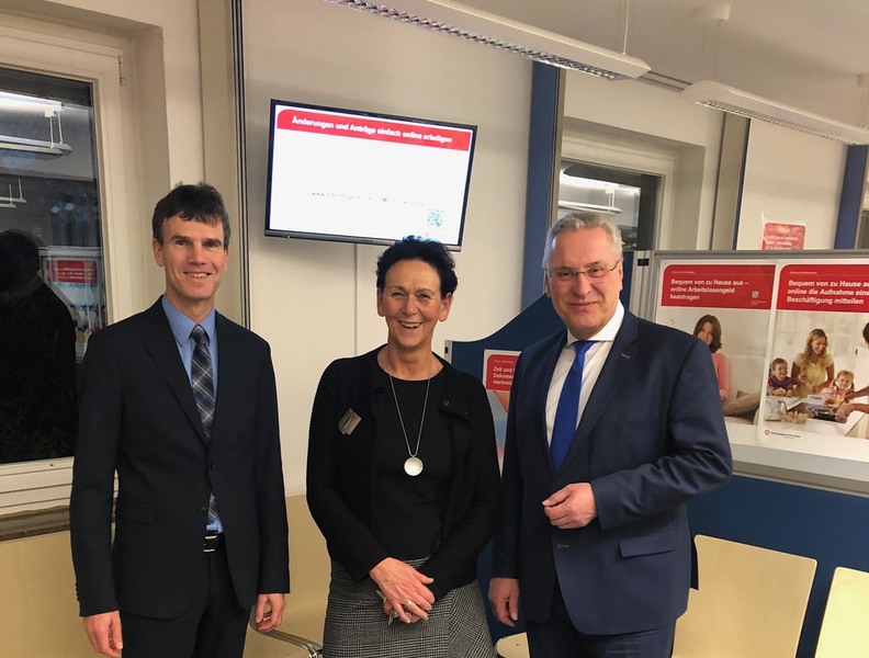 Donnerstag, 31. Januar 2019; Joachim Herrmann informiert sich �ber die derzeitige Arbeitsmarktlage in Erlangen bei der Gesch�ftsf�hrung der �rtlichen Agentur f�r Arbeit Thomas Dippold und Sigrid Katholing. Die niedrigste Arbeitslosenzahl seit vielen Jahren und eine Rekordzahl an sozialversicherungspflichtigen Arbeitspl�tzen zeigen beste Zukunftschancen f�r die Stadt Erlangen und den Landkreis Erlangen-H�chstadt.