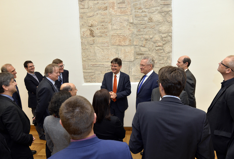 Donnerstag, 31. Januar 2019; Bayerns Innenminister Joachim Herrmann bei internationalem Medizin-Spitzentreffen 'EIT Health Roundtable' in Erlangen: Freistaat investiert umfangreich in den Gesundheitsstandort Bayern - F�r beste medizinische Versorgung und hochqualifizierte Arbeitspl�tze.
Bild: FAU/Harald Sippel