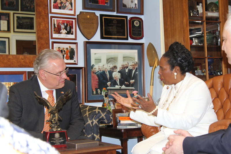 Dienstag, 5. Februar 2019; Austausch mit Sheila Jackson-Lee, Kongressabgeordnete aus Texas: Joachim Herrmann und Sheila Jackson-Lee, Kongressabgeordnete aus Texas, betonten in ihrem Gespr�ch die lange und gute Tradition deutsch-amerikanischer Beziehungen, die beide in Zukunft weiter pflegen und vertiefen wollen.