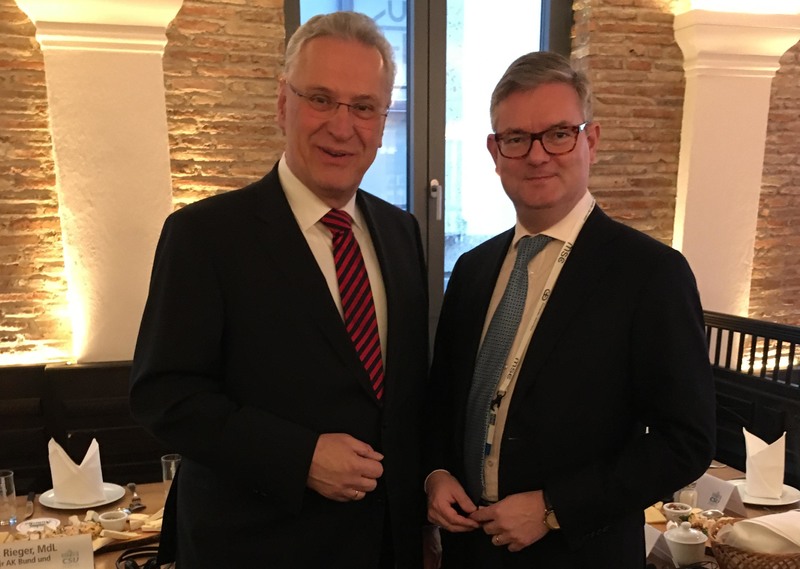 Freitag, 15. Februar 2019: Am Rande der M�nchner Sicherheitskonferenz trifft Innenminister Joachim Herrmann den EU-Kommissar f�r die Sicherheitsunion Julian King. Herrmann und King tauschen sich �ber europapolitische Themen und die Vertiefung der Zusammenarbeit der europ�ischen Sicherheitsbeh�rden aus.