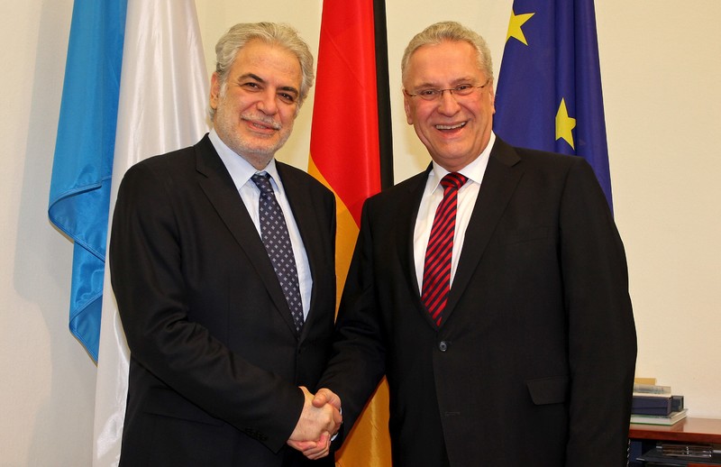 Freitag, 15. Februar 2019; Innenminister Herrmann im Gespr�ch mit EU-Kommissar Stylianides. Dabei ging es um die erfolgreiche �berarbeitung des EU-Katastrophenschutzverfahrens (�rescEU�), die diese Woche mit �berw�ltigender Mehrheit vom Europ�ischen Parlament gebilligt wurde. Gegenstand des Gespr�chs war auch die Frage, wie sich Bayern bei einem EU-Wissensnetzwerk f�r den Katastrophenschutz einbringen kann.