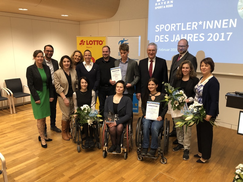 Freitag, 15. Februar 2019; Bayerns Innen- und Sportminister Joachim Herrmann bei der Ehrung der BVS Bayern Sportlerinnen und Sportler des Jahres 2017 in M�nchen: Gl�ckw�nsche an Para-Ski-alpin-Fahrerin Anna Maria Rieder, Para-Schwimmer Johannes Weinberg und das Rollstuhlbasketball-Team Bayern Damen.