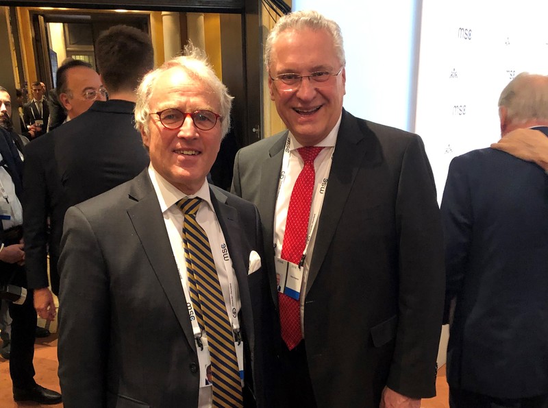 Samstag, 16. Februar 2019; Im Bayerischen Hof traf Innenminister Joachim Herrmann auch R�diger von Fritsch, den Deutschen Botschafter in Moskau. Die beiden kennen sich noch aus Erlanger Studentenzeiten 1977 als Herrmann Vorsitzender des RCDS war und von Fritsch die liberale Studentenaktion gr�ndete.