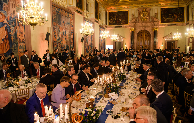 Samstag, 16. Februar 2019: Innenminister Joachim Herrmann nimmt am Abendessen des Bayerischen Ministerpr�sidenten Dr. Markus S�der anl�sslich der M�nchner Sicherheitskonferenz teil. Die 55. Sicherheitskonferenz in M�nchen ist friedlich und ohne Zwischenf�lle verlaufen. Innenminister Joachim Herrmann hat deshalb das hervorragende Einsatzkonzept der M�nchener Polizei gelobt.
Bayerische Staatskanzlei