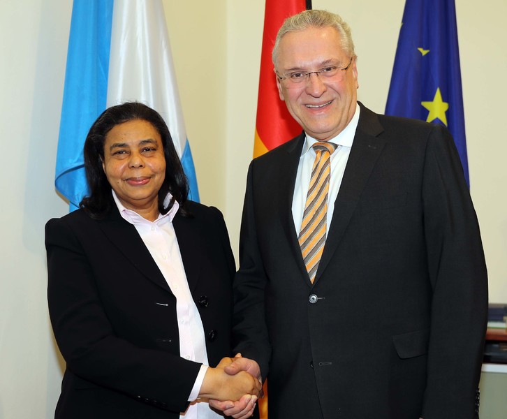 Mittwoch, 27. Februar 2019; Bei dem heutigen Gespr�ch von Staatsminister Herrmann mit der Botschafterin der Republik Benin, Josseline da Silva Gbony, ging es v.a. um eine Vertiefung der Zusammenarbeit mit der Bayerischen Polizei und um eine Unterst�tzung Benins bei der Einf�hrung einer dualen Ausbildung.
Foto: Sammy Minkoff
