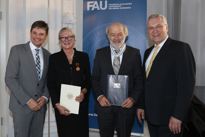 Freitag, 29. M�rz 2019; Bayerns Innenminister Joachim Herrmann h�ndigt unter anderem an zwei Erlanger B�rger zum einen die Verdienstmedaille des Verdienstordens der Bundesrepublik Deutschland an Katharina Kempe, die sich seit Jahren vielf�ltig sozial in Erlangen  engagiert und den Bayerischen Maximiliansorden f�r Wissenschaft und Kunst an Prof. Dr. Gerhard Leuchs aus. Es war sein Verdienst, dass mit der Gr�ndung des Max-Planck-Instituts f�r die Physik des Lichts 2009 letztendlich auch ein im nordbayerischen Raum herausragendes und einmaliges Forschungscluster entstehen konnte. Auf dem Bild links der Pr�sident der FAU Prof. Dr. Joachim Hornegger.
Bild: Kurt Fuchs