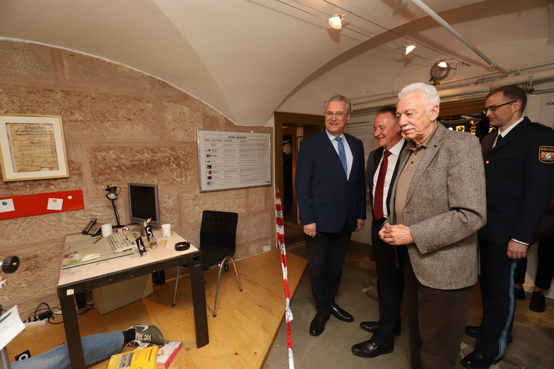 Freitag, 5. April 2019; F�rth auch 2018 sicherste Gro�stadt Deutschlands - Bayerns Innenminister Joachim Herrmann gratuliert zur hervorragenden Sicherheitslage: Niedrigste Kriminalit�tsbelastung und hohe Aufkl�rungsquote seit vielen Jahren - Ausgezeichnete Arbeit der Polizei. Hier beim Gang durchs F�rther Kriminalmuseum.