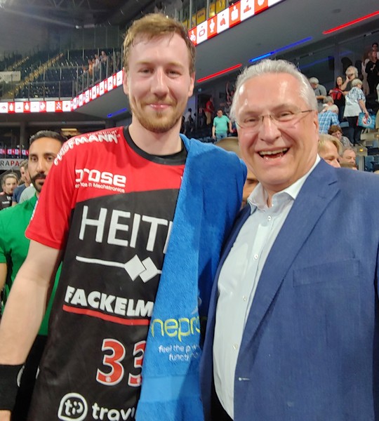 Sonntag, 21. April 2019, Arena N�rnberg; HC Erlangen gewinnt 26:25 gegen Magdeburg. Sportminister Joachim Herrmann gratuliert Nico Link und der gesamten Mannschaft zu diesem sensationellen Sieg.