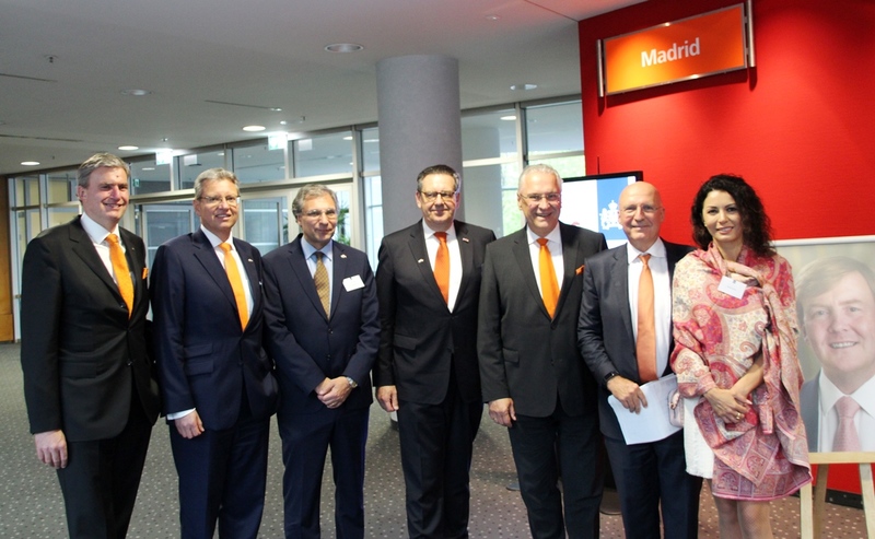 Montag, 29. April 2019 N�rnberg; Bayerns Innenminister Joachim Herrmann bedankt sich beim Netzwerkempfang zum 6. K�nigstag von K�nig Willem-Alexander der Niederlande, bei den Vertretern der Niederlande f�r die Freundschaft und gute Zusammenarbeit.
Foto: Fackelmann GmbH + Co. KG
