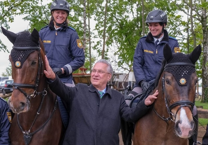 Sonntag, 5. Mai 2019 Marloffstein; Innenminister Joachim Herrmann begr��t die Polizeireiterstaffel auf einem Trail Turnier auf der Wunderburg in Marloffstein. 
Foto Albrecht B�rner