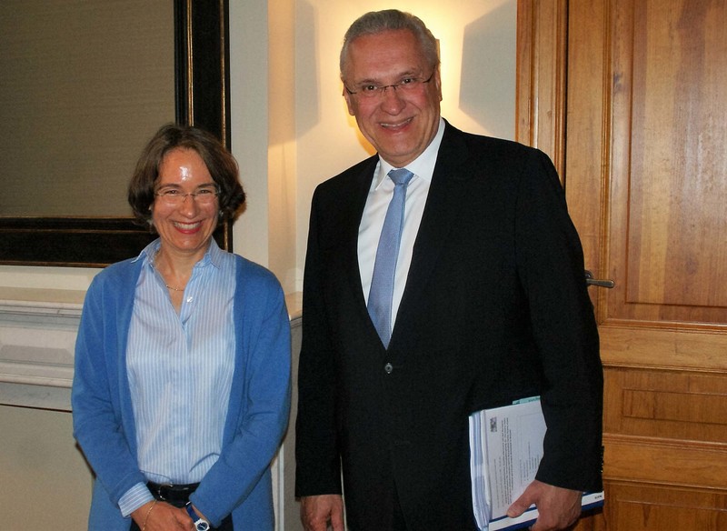 Montag, 6. Mai 2019, Br�ssel; Joachim Herrmann im Gespr�ch mit Frau Dr. Christiane H�hn, der Beraterin des EU-Koordinators f�r Terrorismusbek�mpfung. Gespr�chsthema war der Umgang mit terroristischen Gefahren und die Verbesserung der europ�ischen Zusammenarbeit in diesem Bereich, insbesondere beim Informationsaustausch. Zudem fand ein Austausch zu EUROPOL und Deradikalisierungskonzepten statt