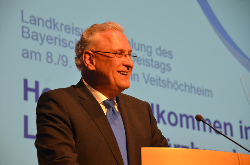 Mittwoch, 8. Mai 2019, Veitsh�chheim; Innenminister Joachim Herrmann bedankt sich auf dem Festabend anl�sslich der Landkreisversammlung bei allen Landr�ten f�r ihr gro�artiges Engagement. Die Landkreise in Bayern stehen insgesamt sehr gut da.
Foto: Bay. Landkreistag