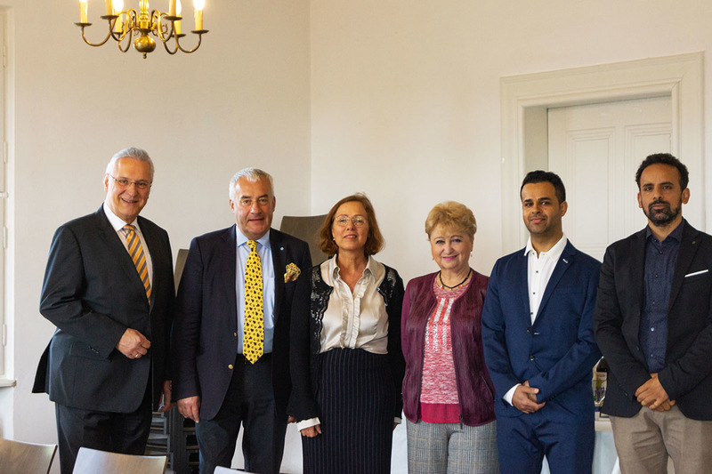 Freitag, 10. Mai 2019, Erlangen: Bayerns Innenminister Joachim Herrmann und Antisemitismusbeauftragter Dr. Ludwig Spaenle besuchen die J�dische Kultusgemeinde Erlangen, um sich �ber die Situation der Juden vor Ort auszutauschen. Herrmann betont, wie wichtig ihm der konsequente Kampf gegen den Antisemitismus ist. �In Bayern gibt es keinerlei Platz f�r Antisemitismus. Wir m�ssen judenfeindlichen Umtrieben aller Art unmissverst�ndlich und vehement entgegentreten�, macht der Minister deutlich. 
Foto: J�dische Kultusgemeinde Erlangen