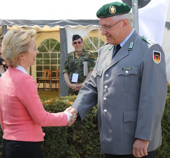 Samstag, 18. Mai 2019, Roth; Innenminister Joachim Herrmann beim Indienststellungsappell des 1. Landesregiments der Bundeswehr in Roth. Herrmann, der auch Oberstleutnant der Reserve ist, hatte den gesamten Aufstellungsprozess des neuen Heimatregiments eng begleitet und sich seit vielen Jahren daf�r eingesetzt: 
