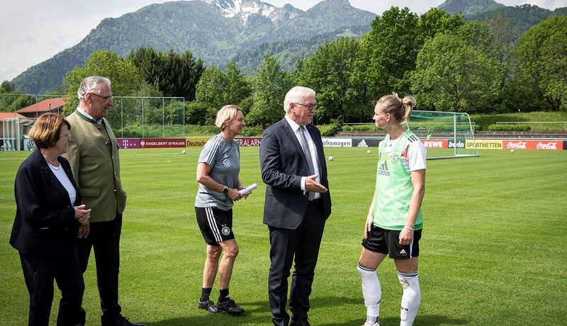 Samstag, 25. Mai 2019, Grassau; Sportminister Joachim Herrmann besucht gemeinsam mit Bundespr�sident Steinmeier die Damen-Fu�ballnationalmannschaft in Grassau. F�r die Weltmeisterschaft in Frankreich viel Erfolg!
Foto: guido bergmann
