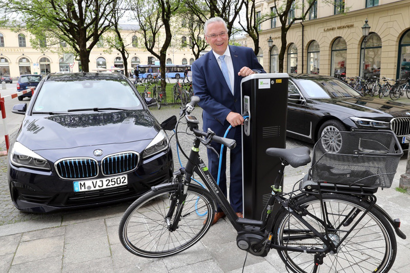 Montag, 27. Mai 2019: Innenminister Joachim Herrmann weiht die neuen E-Lades�ulen des Bayerischen Staatsministeriums des Innern, f�r Sport und Integration ein. Elektromobilit�t hat nach Ansicht des Ministers das Potenzial, die Energieeffizienz der Fahrzeuge zu erh�hen und CO2-Emissionen zu senken. Ein vermehrter Einsatz von Elektrofahrzeugen leistet einen wichtigen Beitrag zur Verbesserung der Luftqualit�t und zur L�rmminderung. 
Sammy Minkoff
