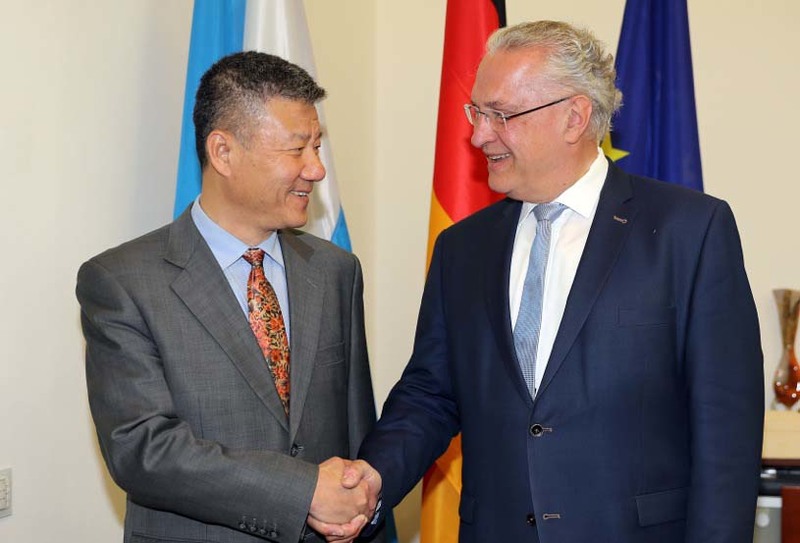 Montag, 27. Mai 2019,; M�nchen; Joachim Herrmann begr��t den chinesischen Generalkonsuls ZHANG Yue. Bei dem Gespr�ch ging es um die Pflege der bayerisch-chinesischen Beziehungen und um einen Austausch zu aktuellen Themen wie dem Handelskonflikt zwischen der Volksrepublik China mit den USA und die Diskussion �ber den Umgang mit Huawei. Foto:Sammy Minkoff  