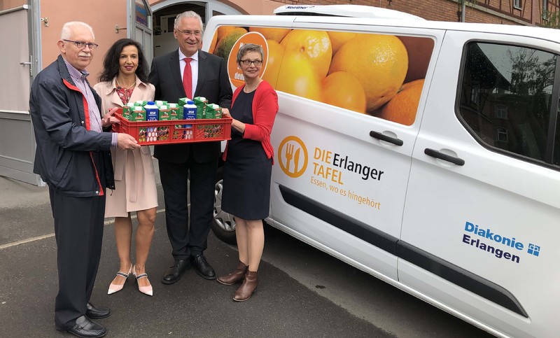 Dienstag, 28. Mai 2019, Erlangen; Minister Joachim Herrmann bedankt sich bei Frau Ellen Schreiber f�r die gro�artige j�hrliche Milchspende an die Tafel Erlangen. Die Frischmilch soll vorwiegend an Kinder und deren M�tter ausgegeben werden. Bild von links: Dieter Liebs, F�rderverein der Tafel, Ellen Schreiber, Schreiberstiftung, Joachim Herrmann und Tafel-Chefin Gertrud K�nig.
