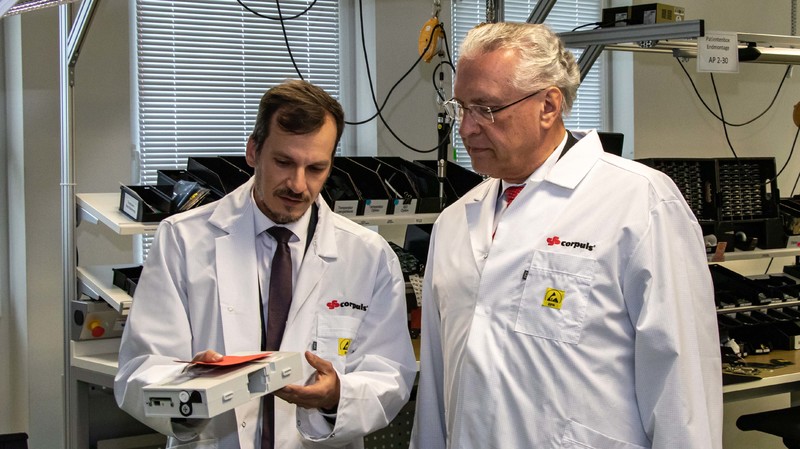 Dienstag, 28. Mai 2019; Innenminister Joachim Herrmann informiert sich im Rahmen eines Unternehmensbesuches bei der Firma 'corpuls' �ber L�sungen zum Zukunftsthema Telenotarzt Bayern. Durch telemedizinische Systeme k�nnen Patienten im Rettungsdienst noch schneller und besser professionelle Hilfe erhalten. Mit Einverst�ndnis des Patienten k�nnen direkt vom Einsatzort oder aus dem Rettungswagen Videos, Fotos und Vitaldaten wie EKG-Werte in Echtzeit an den Telenotarzt �bertragen werden. An seinem Arbeitsplatz in der Integrierten Leistelle kann er sich somit ein Bild von der medizinischen Situation vor Ort machen und beispielsweise lebensrettende Medikamente verordnen, noch bevor ein Notarzt beim Patienten eintrifft.
corpuls, GS Elektromedizinische Ger�te G. Stemple GmbH