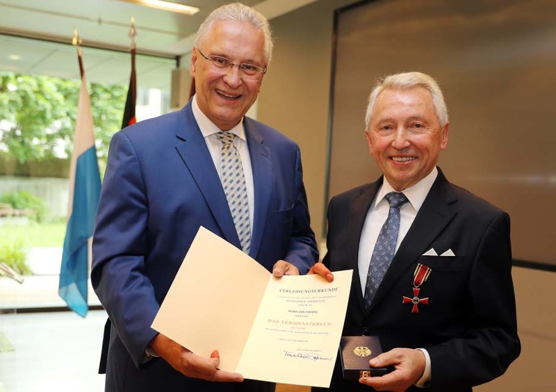 Mittwoch, 29. Mai 2019: Innenminister Joachim Herrmann h�ndigt in der M�nchener Hypothekenbank das Verdienstkreuz am Bande des Verdienstordens der Bundesrepublik Deutschland an Erich R�del aus. R�del ist ehemaliger Vorstandsvorsitzender der M�nchener Hypothekenbank eG und engagiert sich pers�nlich auf vielf�ltige Weise im Ehrenamt.
Sammy Minkoff