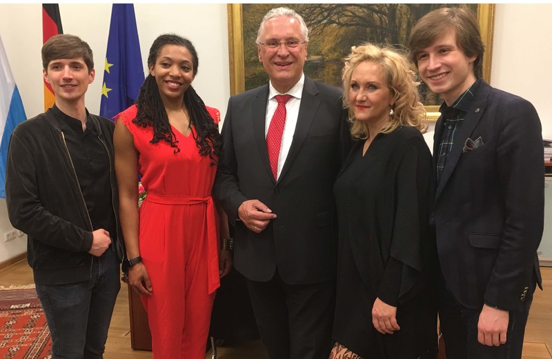 Dienstag, 28. Mai 2019: Gro�artige Solisten an einem gro�artigen Abend: Bayerns Innenminister Joachim Herrmann empf�ngt die K�nstler, die im Rahmen des Klassikfestivals 