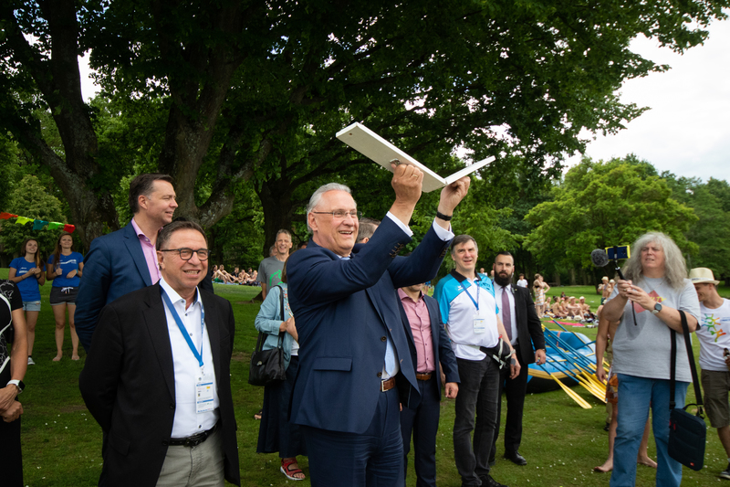 Freitag, 31. Mai 2019, Schweinfurt; Sportminister Joachim Herrmann gibt den 