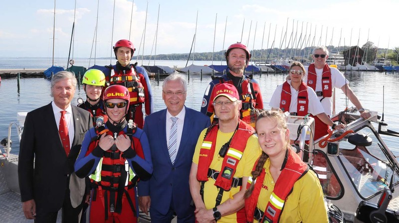 Montag, 3. Juni 2019, Starnberg;Beeindruckt zeigte sich Innenminister Joachim Herrmann von der Seenotrettungs�bung der Wasserwacht, der DLRG, des BRK und der Wasserschutzpolizei. Die erfolgreichen Sportlerinnen und Sportler des Bayerischen Yacht-Clubs waren mit ihren Segelbooten unter Leitung des Clubvorsitzenden Dr. Michael Steiner ma�geblich am �bungsablauf beteiligt. Foto Sammy Minkoff 