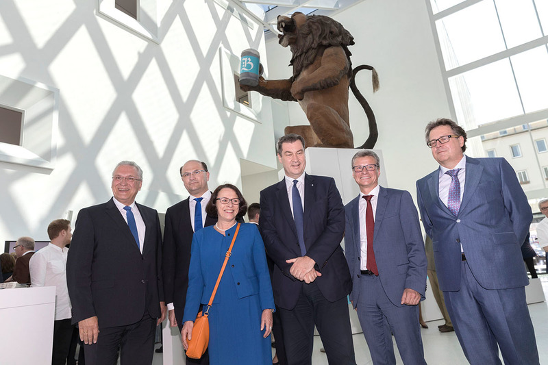 Dienstag, 4. Juni 2019: Innenminister Joachim Herrmann besucht die feierliche Er�ffnung des Museums der Bayerischen Geschichte in Regensburg. Das Haus der Bayerischen Geschichte ist seit Jahrzehnten bekannt f�r die Bayerischen Landesausstellungen, die jedes Jahr in einer anderen Region Bayerns zu einem spezifischen Thema der bayerischen Geschichte gezeigt werden. Mit dem neuen Museum in Regensburg erh�lt das Haus der Bayerischen Geschichte eine feste Station.
Haus der Bayerischen Geschichte
