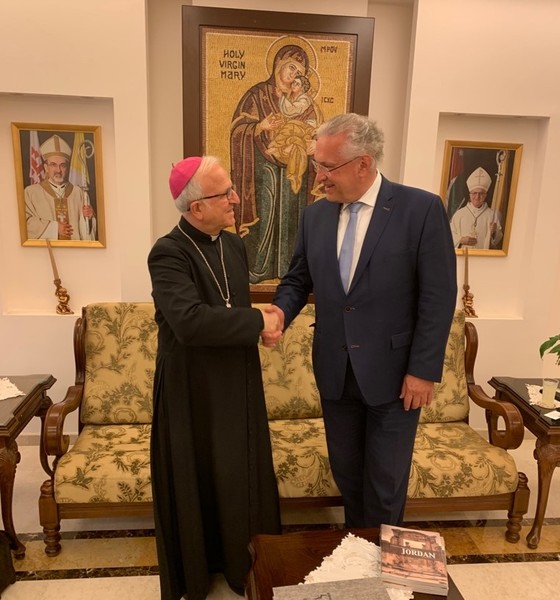 Dienstag, 18. Juni 2019; Die Religionsfreiheit f�r Christen ist in Jordanien unter den muslimisch gepr�gten L�ndern des Nahen Ostens vorbildlich. Dies best�tigte der katholische Bischofsvikar von Amman, William Shomali, dem bayerischen Innenminister Joachim Herrmann in einem pers�nlichen Gespr�ch. Herrmann bezeichnete auch bei anderen Terminen im Rahmen seiner Jordanienreise den gegenseitigen Respekt und das friedliche Zusammenleben der Weltreligionen als entscheidend f�r die Zukunft des Nahen Ostens.
Herrmann besichtigte auch eine im Bau befindliche neue christliche Kirche in Al Jubeiha am Stadtrand von Amman. Dass Grunderwerb und Baugenehmigung im K�nigreich Jordanien problemlos waren, sei in anderen L�ndern der Region leider nicht die Regel.