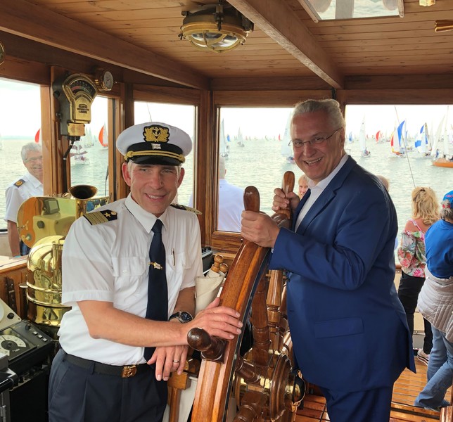 Freitag, 21. Juni 2019, Lindau; Bayerns Innen- und Sportminister Joachim Herrmann hat heute den Startschuss f�r die legend�re Bodensee-Regatta �Rund Um� gegeben. Herrmann: �Der Lindauer Segler-Club (LSC) richtet die Regatta �Rund Um� nun schon seit 1951 aus und sorgt damit f�r einen sportlichen Glanzpunkt, der Segler und Zuschauer gleicherma�en begeistert.� Den Bodensee bezeichnete Bayerns Sportminister als ein Eldorado f�r alle Segelfreunde: �Ob Anf�nger oder K�nner, vom gem�tlichen Treiben bis zum Starkwindsegeln � hier kommt jeder auf seine Kosten.